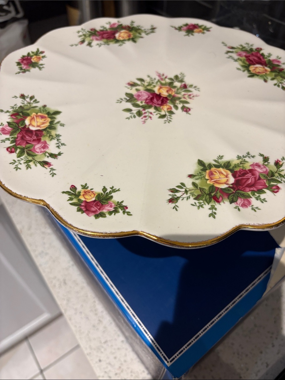 Vintage Royal Albert 🇬🇧 White Porcelain Cake Stand ‘Old Country Roses 🌹’
